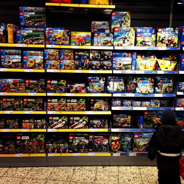 barn kigger på lego og overvejer sine lommepenge