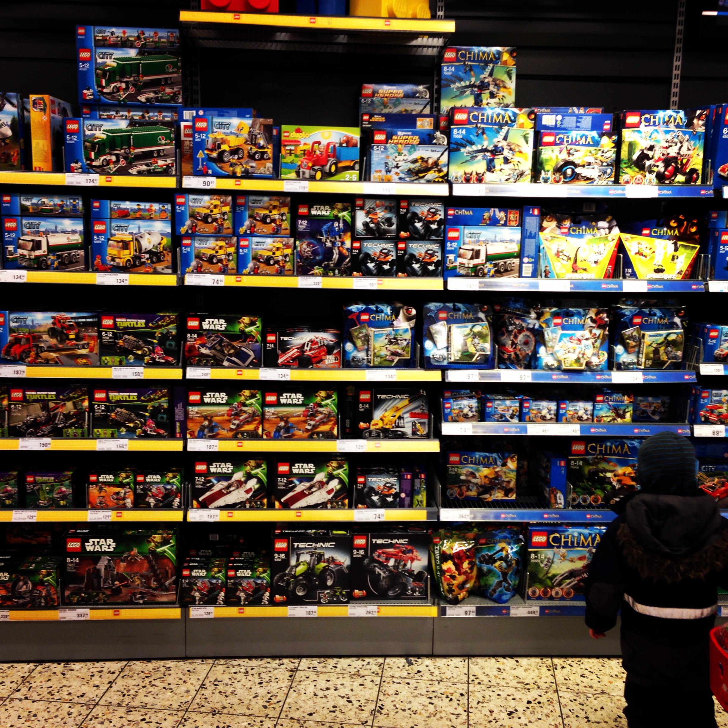 barn kigger på lego og overvejer sine lommepenge